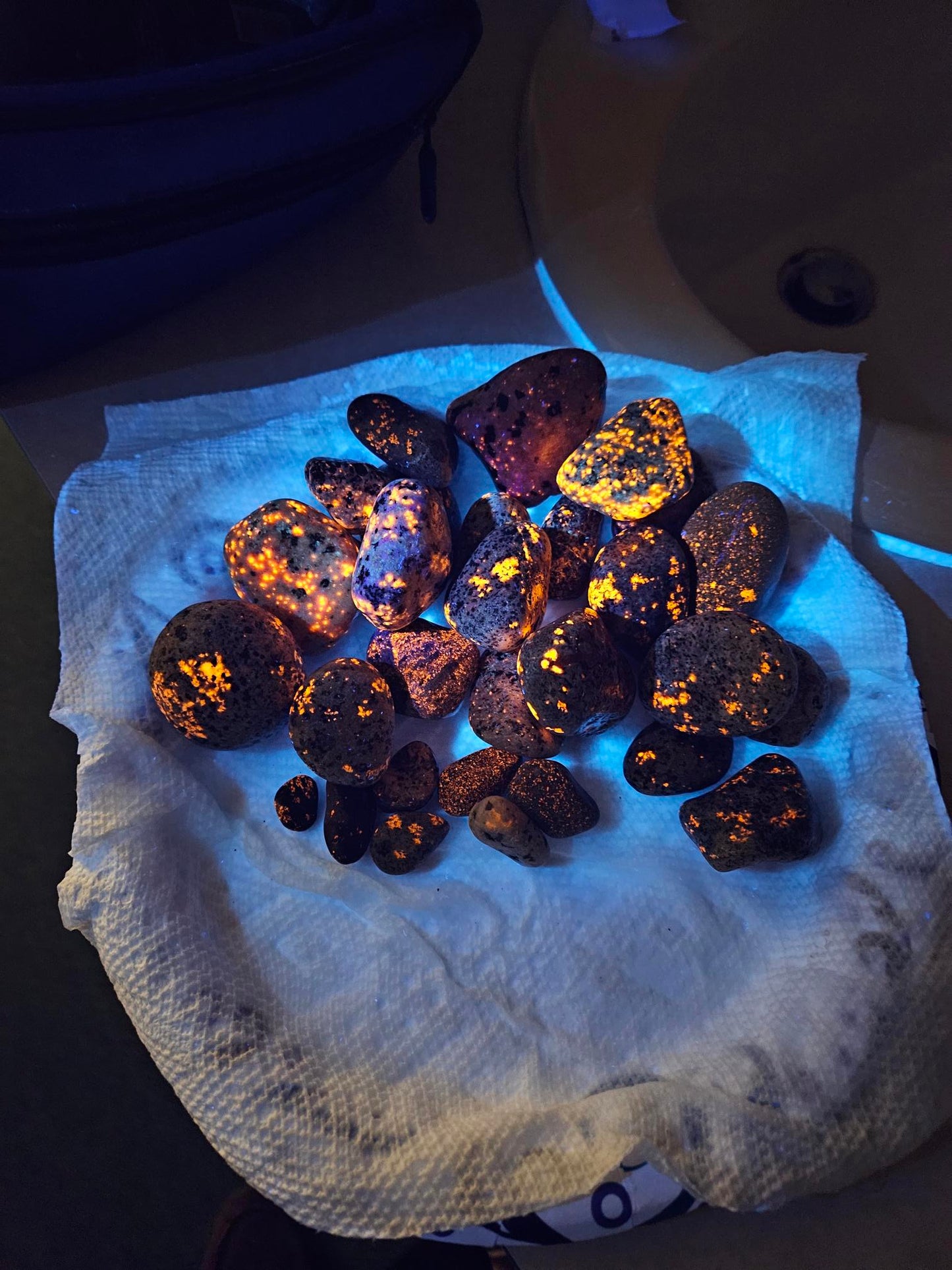 Fluorescent Yooperstone Sodalite Mineral Kit