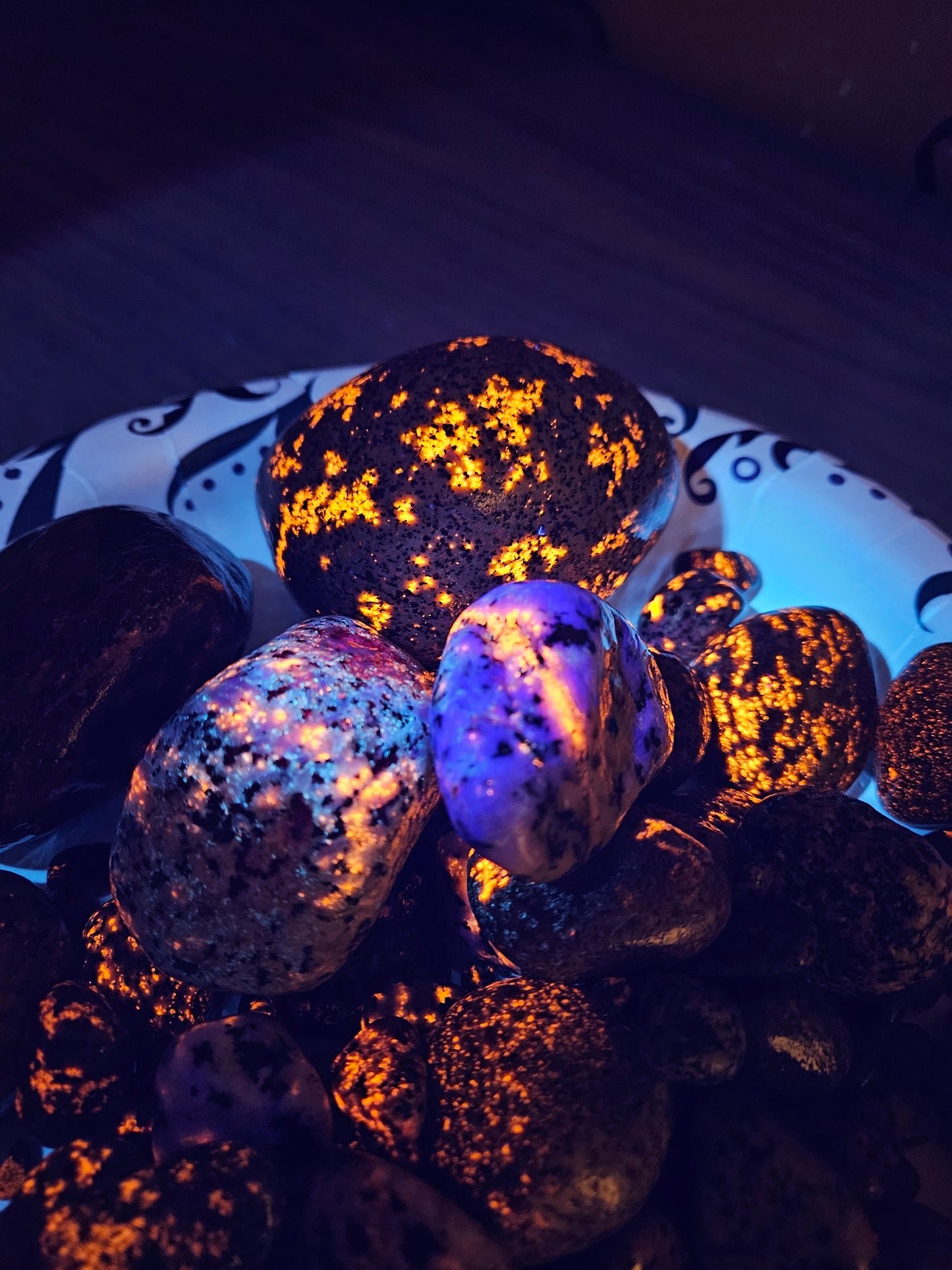 Fluorescent Yooperstone Sodalite Mineral Kit