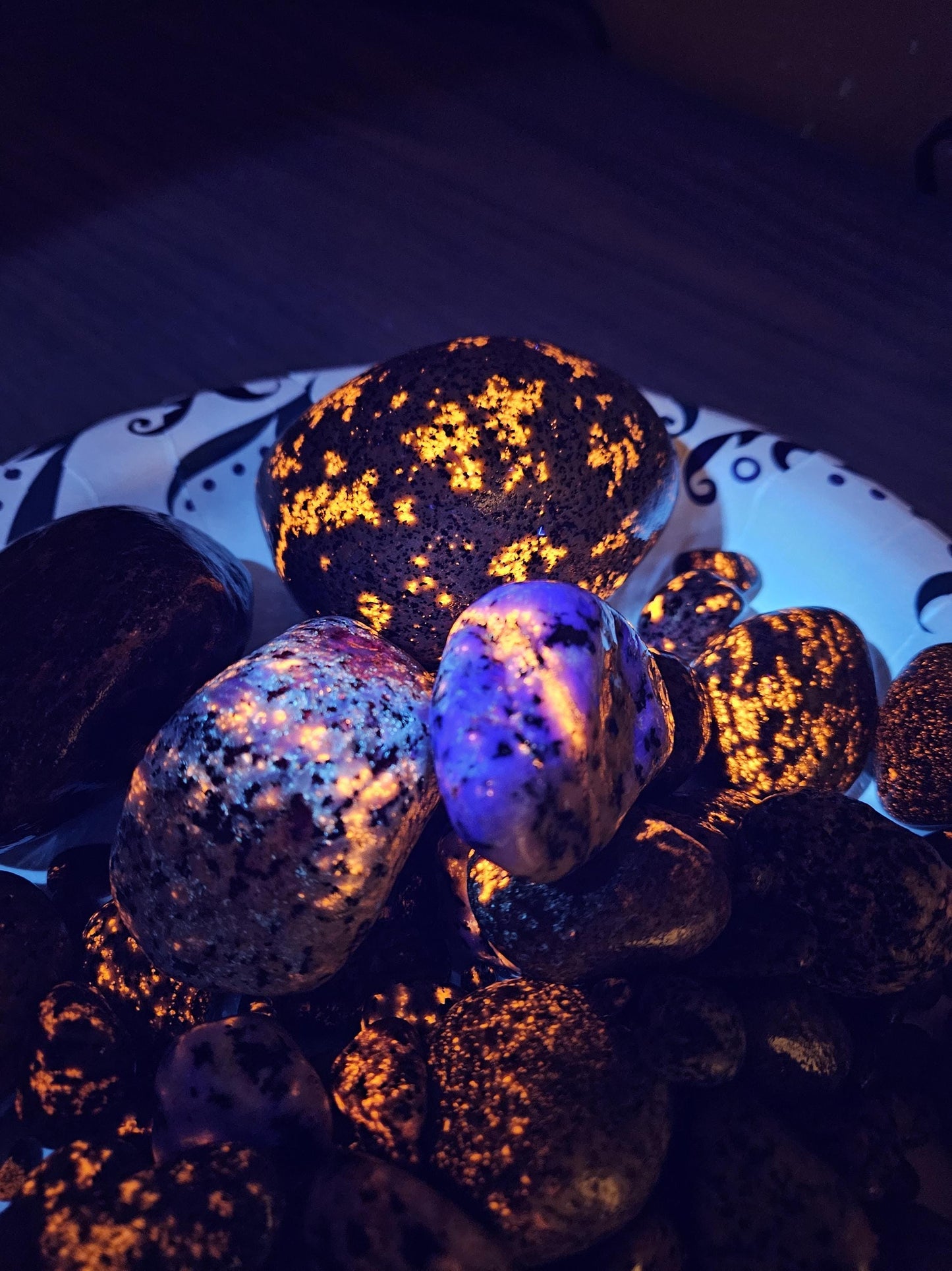 Yooper Stones 1 Pound Light Up Yooper Rocks Black Light Glow Rocks Fluorescent rocks Emberlites Great Lakes Lake Superior